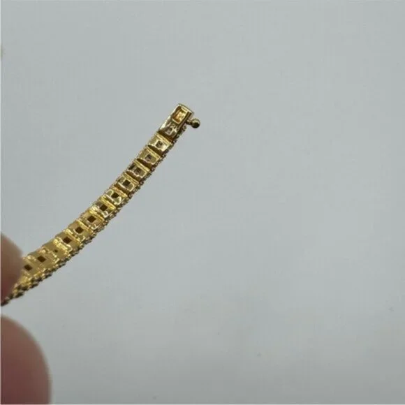 18k Tennis Bangle - Picture 9 of 10